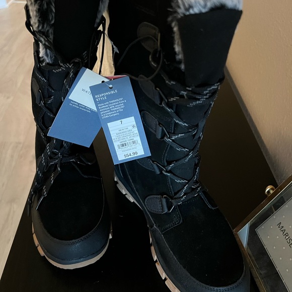 NWT waterproof snow boots. Size 7. - Picture 2 of 6